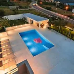 Seaview Summer With Private Pool & Garden 르티나