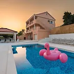 펜션 Seaview Summer With Private Pool & Garden 르티나