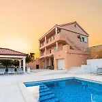 Seaview Summer With Private Pool & Garden 르티나