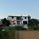 Seaview Summer With Private Pool & Garden 펜션 르티나