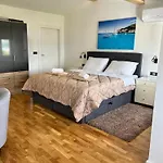 Seaview Summer With Private Pool & Garden 펜션